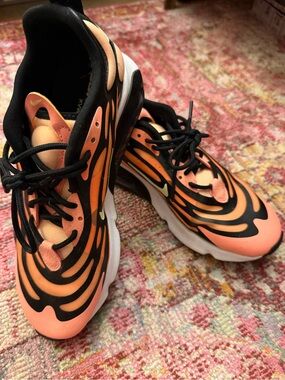 Nike Women's Peach and Black Wave-Pattern Running Sneakers